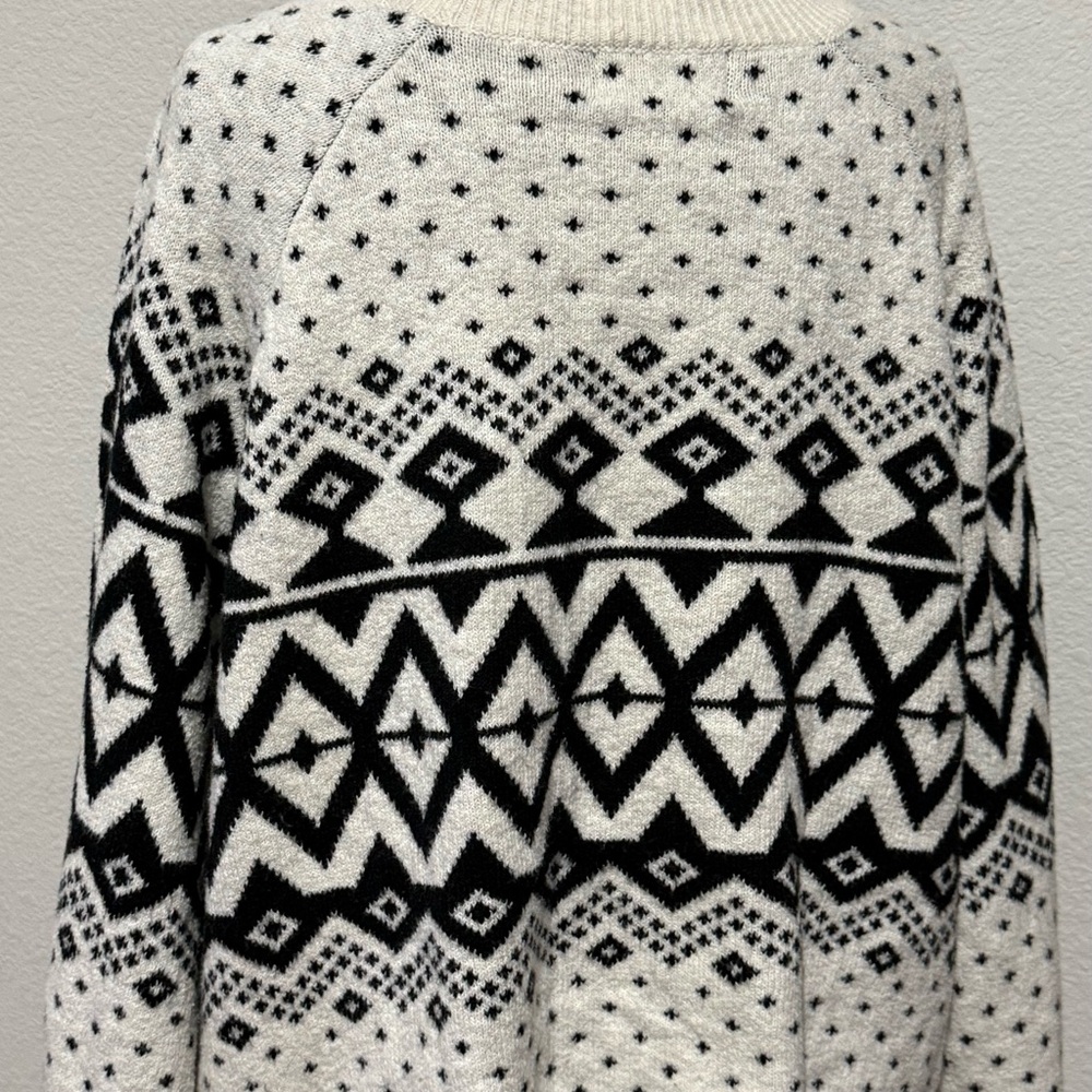 Old Navy Black and White Geometric Turtleneck Sweater